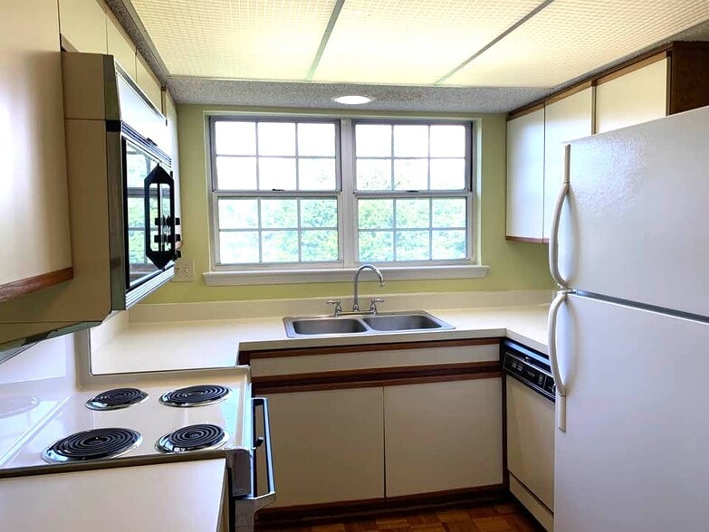 Building Photo - 12100 Greenway Ct