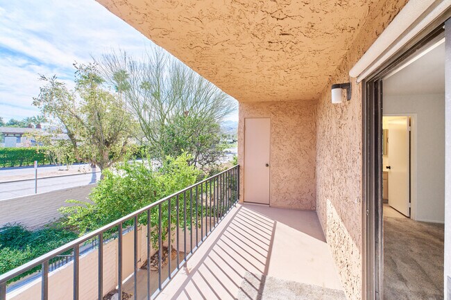 Building Photo - 2420 Los Coyotes Dr