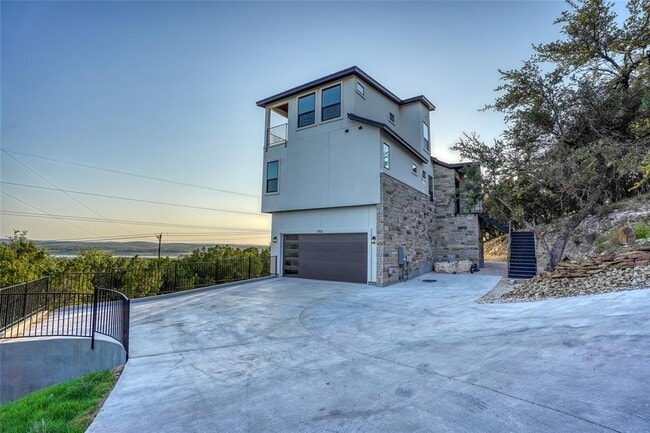 Building Photo - 7002 Deepwood Dr