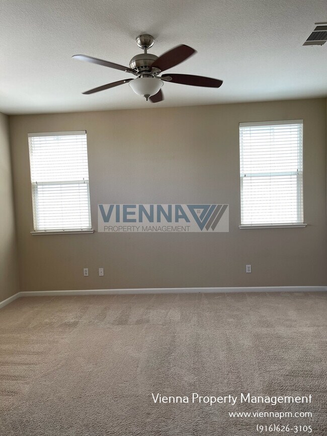 Building Photo - Spacious 3 Bedroom Home in Great Location