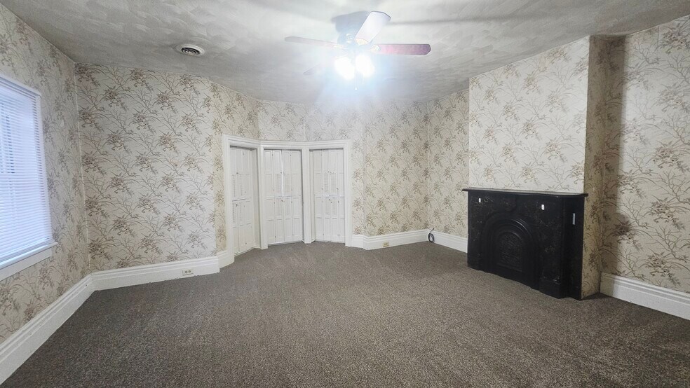 Building Photo - 457 W 5th St