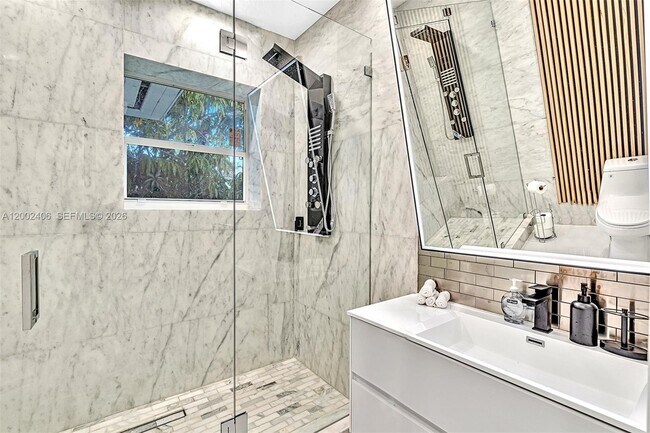 Building Photo - 1002 10th St