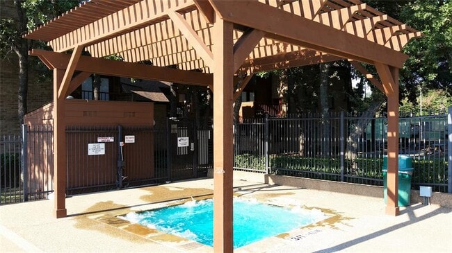 Building Photo - 2312 Balsam Dr