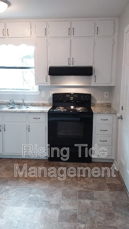Building Photo - 3130 Sleepy Hollow Dr