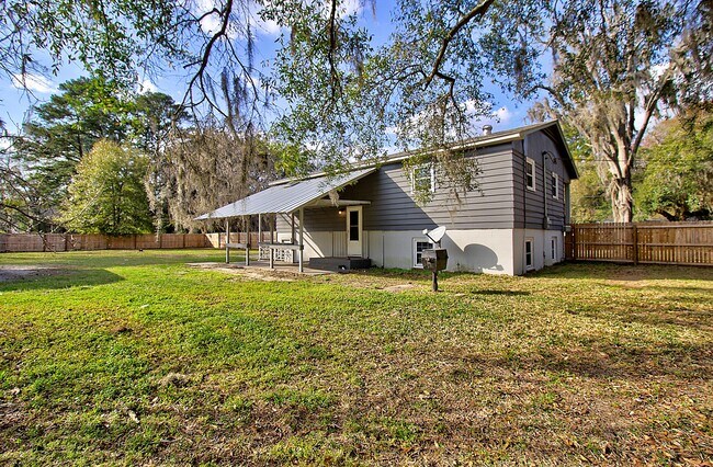 Building Photo - 135 Clay St