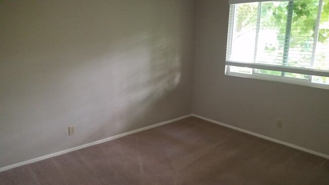 Building Photo - Great location in Westlake Village!