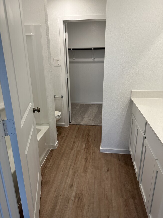 Building Photo - 406 Mdw Acrs Ln