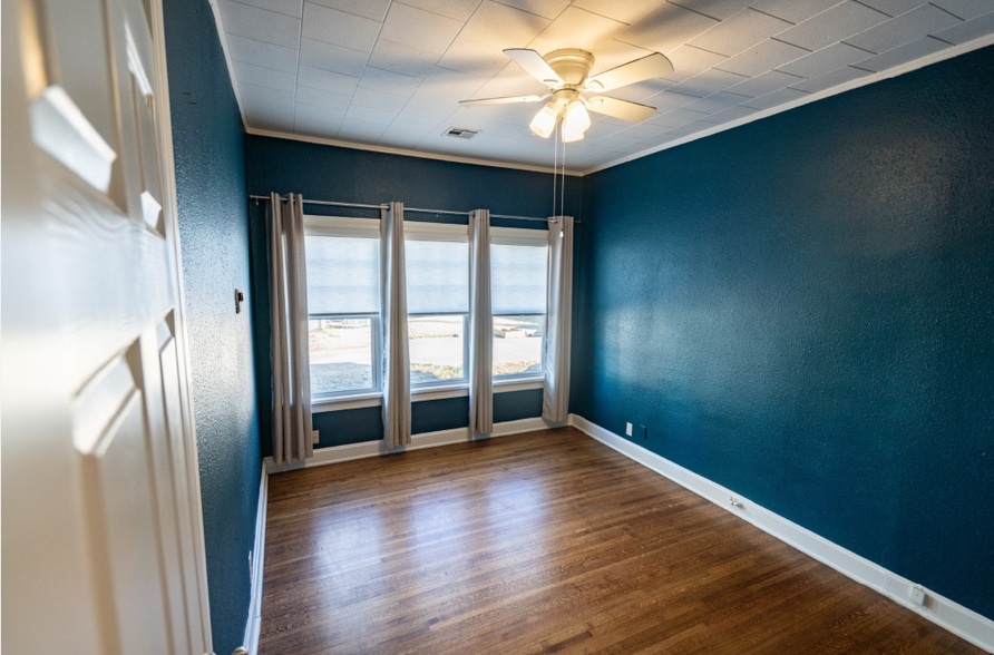 Building Photo - 2208 E 13th St