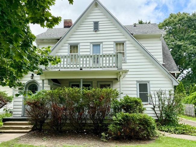 Building Photo - Lower 2 bedroom near Downtown Beloit