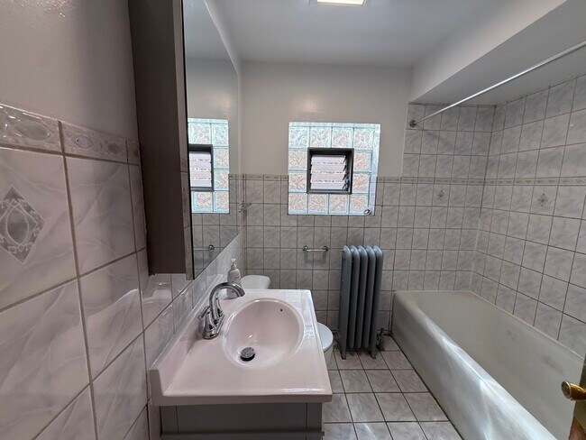 Building Photo - 2855 N Ridgeway Ave