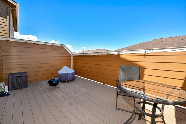 Building Photo - 2-Story Townhome - Excellent Condition- Mo...