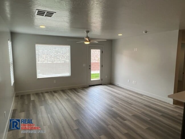 Building Photo - 4 Bedroom Home in Desert Canyons