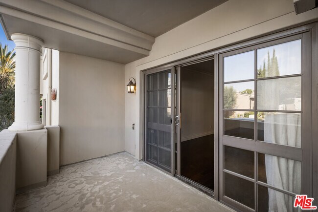 Building Photo - 851 N San Vicente Blvd