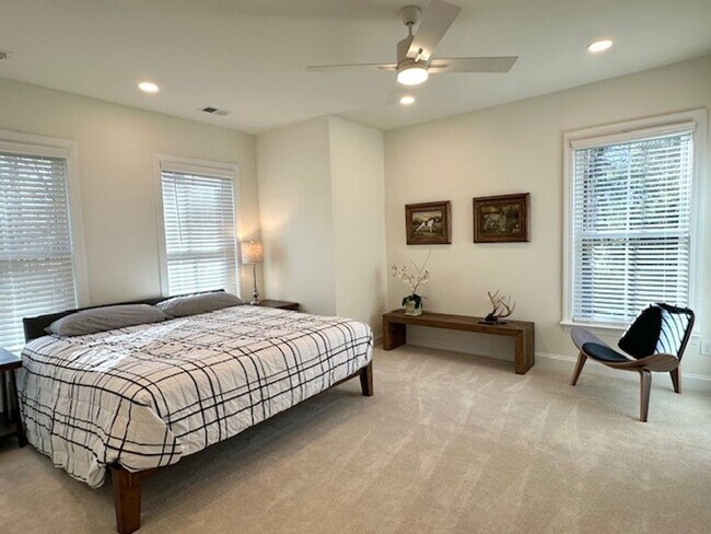 Building Photo - LUXURY TOWNHOME IN FOREST ACRES