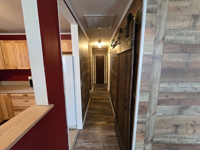 Building Photo - Charming Cottage Living in a Convenient Location