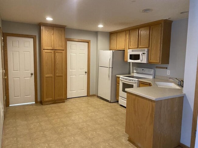 Building Photo - 860 Independence Dr