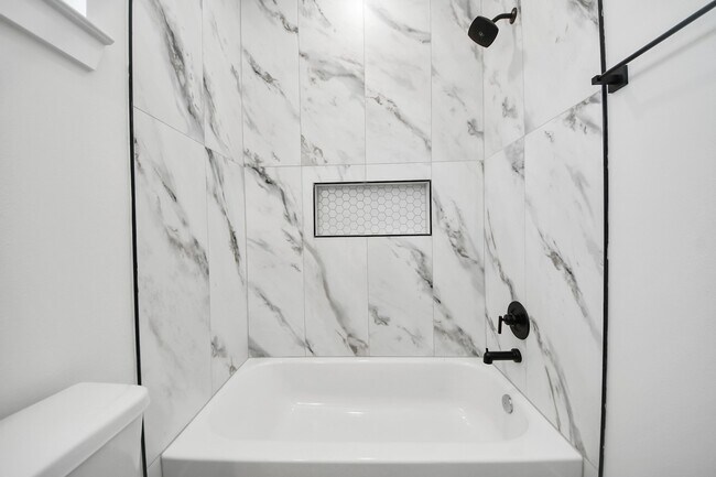 Building Photo - 5531 Nielan St