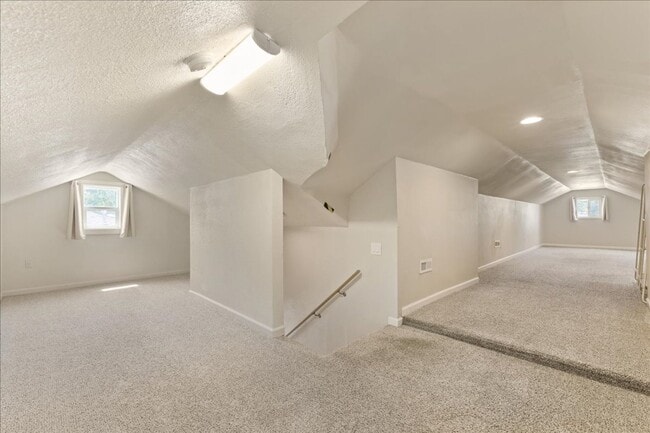 Building Photo - Remodeled 5 Bedroom Home Close to Boise St...