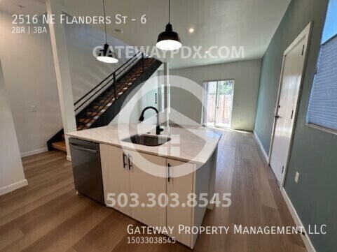 Building Photo - 2516 NE Flanders St
