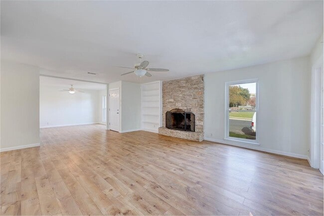 Building Photo - 8835 Tallwood Dr