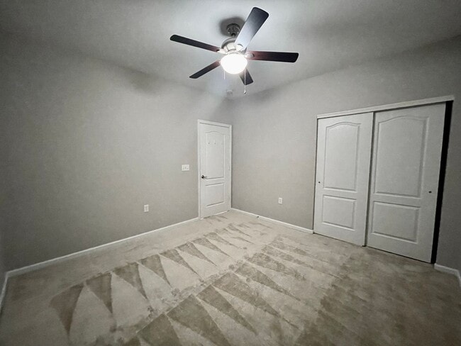 Building Photo - 2 Bedroom Condo w/Open Floor-Plan & Stainless Steel Appliances! Some Utilities Included!