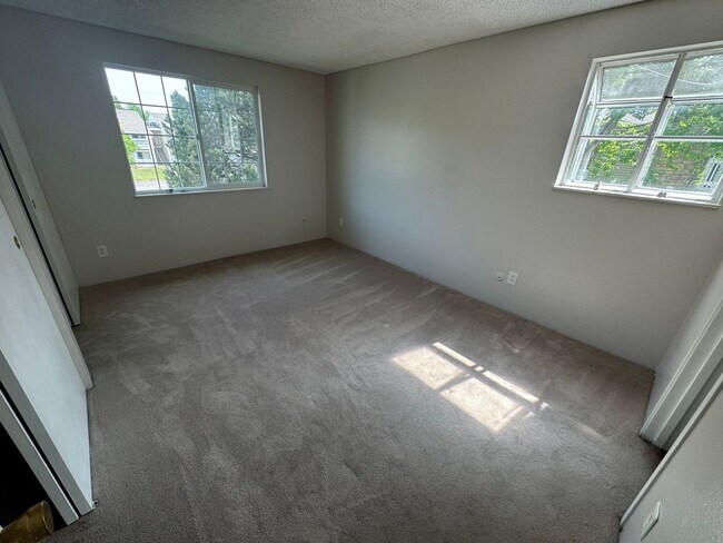 Building Photo - Spacious 2-Bed, 2-Bath Condo in the Heart ...