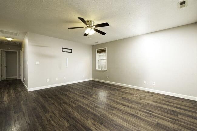 Building Photo - 3BR Home Near N. Marine Blvd with Fenced Backyard