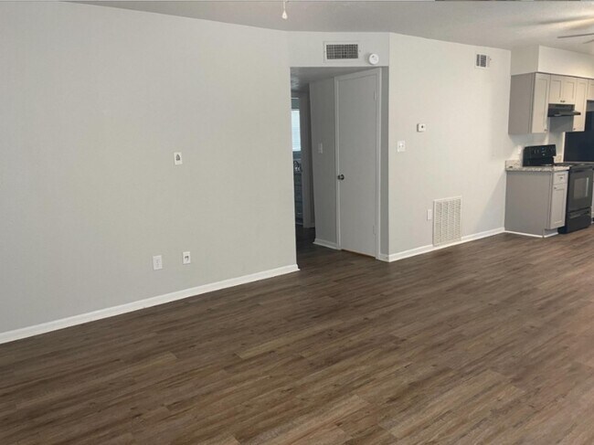 Building Photo - 1526 East Ave