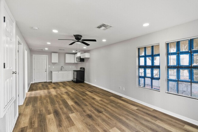 Building Photo - SPACIOUS TWO BEDROOM TWO BATH HOUSE!