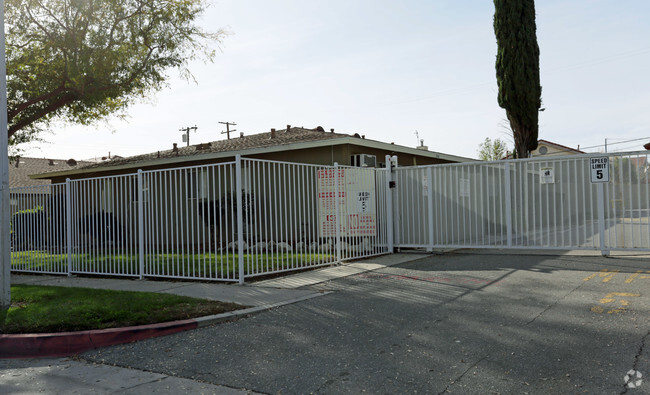 Building Photo - Howard Gardens Apartments