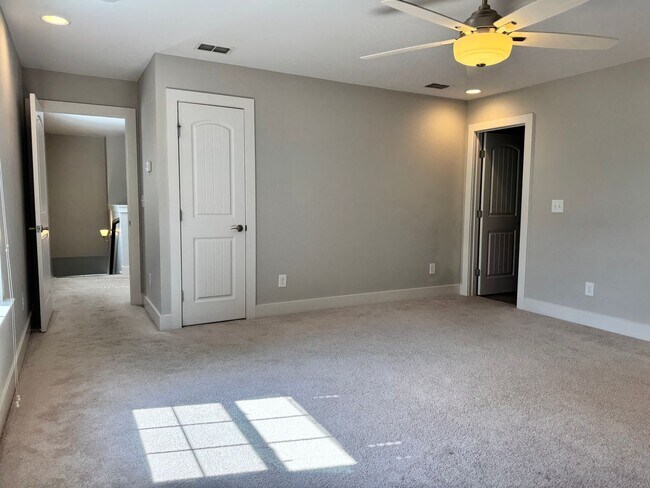 Building Photo - Beautiful End Unit Franklin Townhome