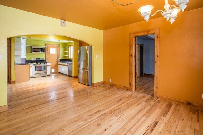 Building Photo - 4 bed/ 3 bath University Rental House ($3,...