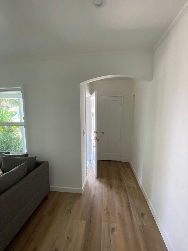 Building Photo - UNFURNISHED- 3B2B House in Toluca Lake/NoHo