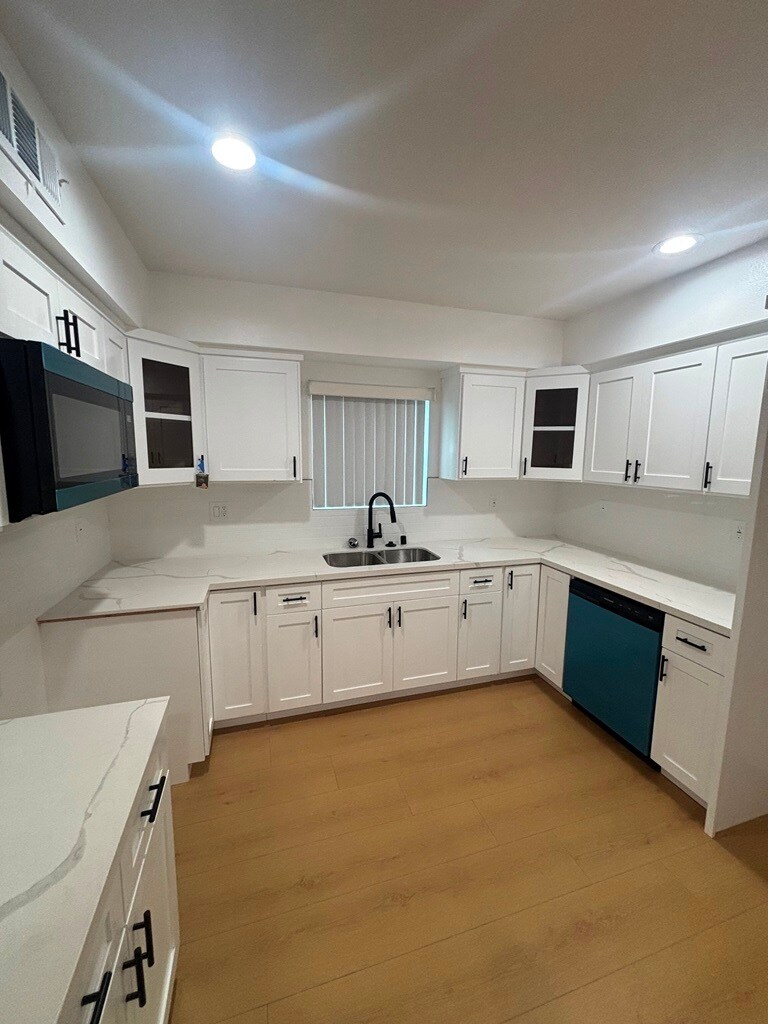 Building Photo - 5526 S Wilton Pl