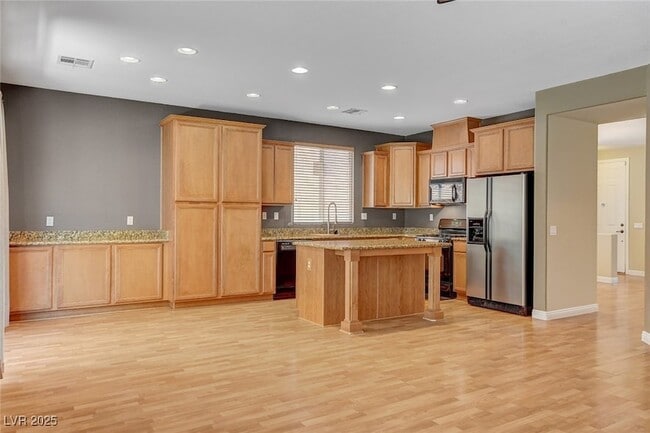 Building Photo - 1005 Roaring River Ave