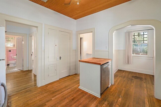 Building Photo - 1804 Kenwood Ave