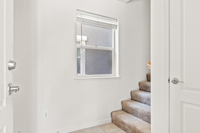 Building Photo - Spacious 2 Bed, 2.5 Bath Townhouse in Gate...