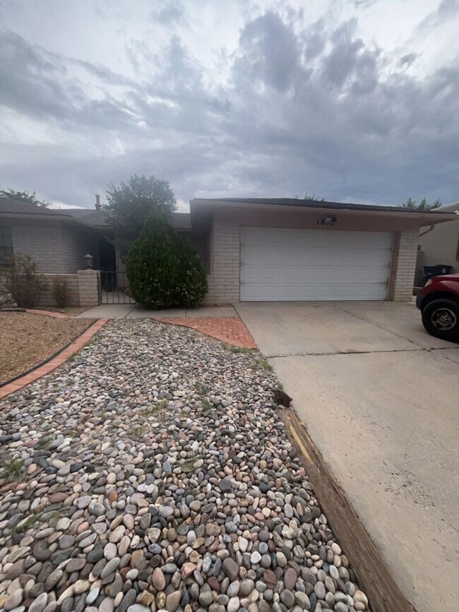 Building Photo - 1052 Monte Largo Dr NE