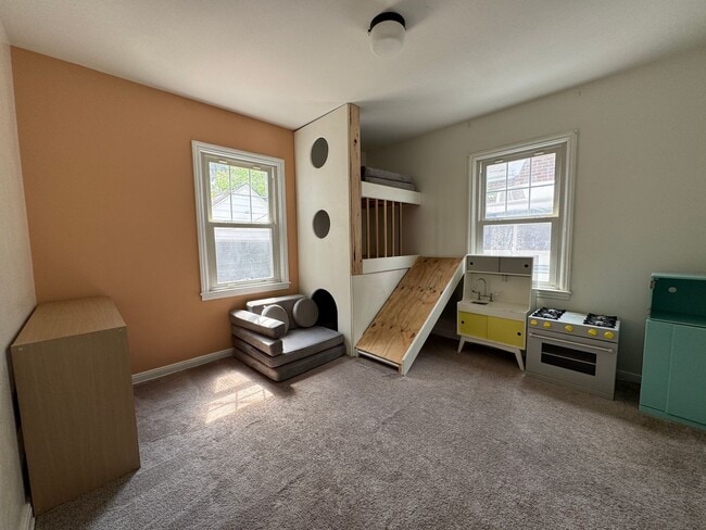 Building Photo - Adorable 3 Bedroom Home Near Lincoln Park!
