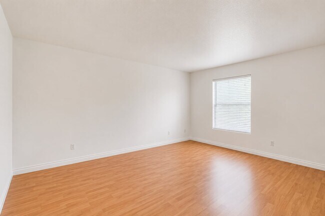 Building Photo - Beautiful 2-Bed, 2-Bath 2nd-Floor Condo Near The Lakes!
