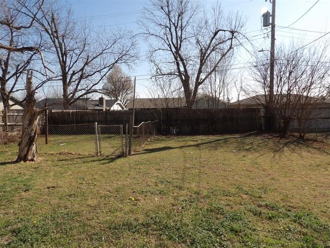 Building Photo - 624 N Dillon Ave