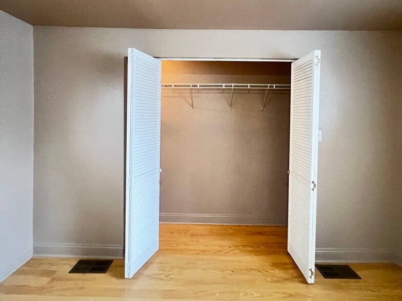 Bedroom 2 closet - 6022 Vermillion Blvd