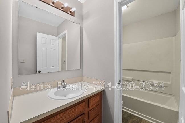 Building Photo - 3134 Driftwood Dr