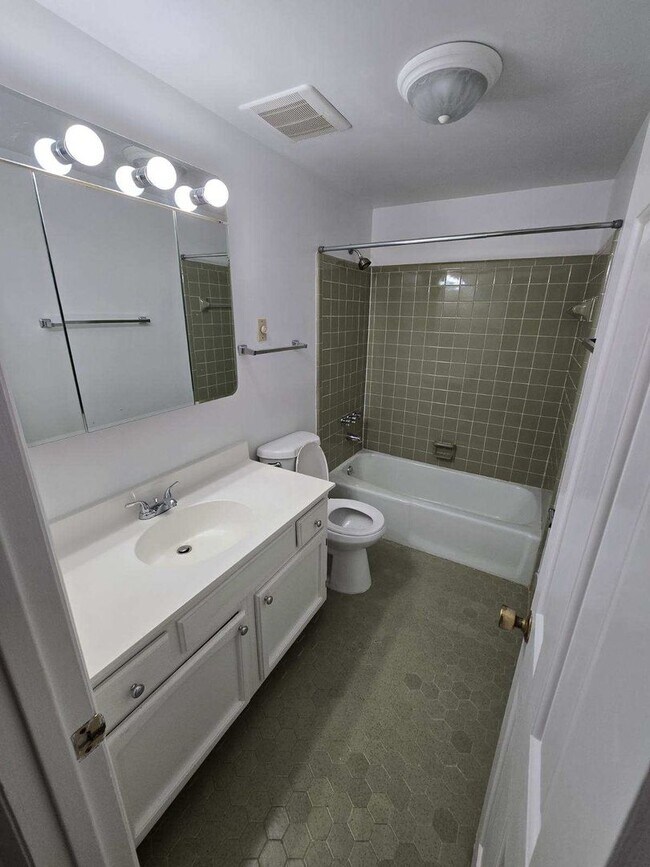 Building Photo - 3 Bedroom/ 2 bath Condo in Fountain Manor