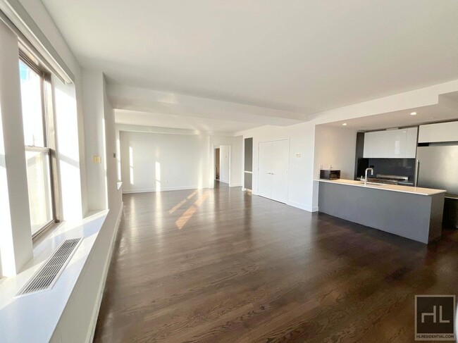 Building Photo - 4 bedrooms / 4.5 bathrooms / 14th floor / ...