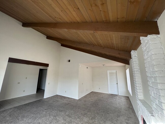 Building Photo - LOCATION, WEST SIDE HEMET! GARDENER INCLUDED