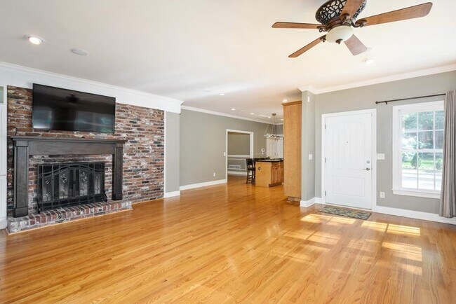 Building Photo - 4878 Long Island Dr NE