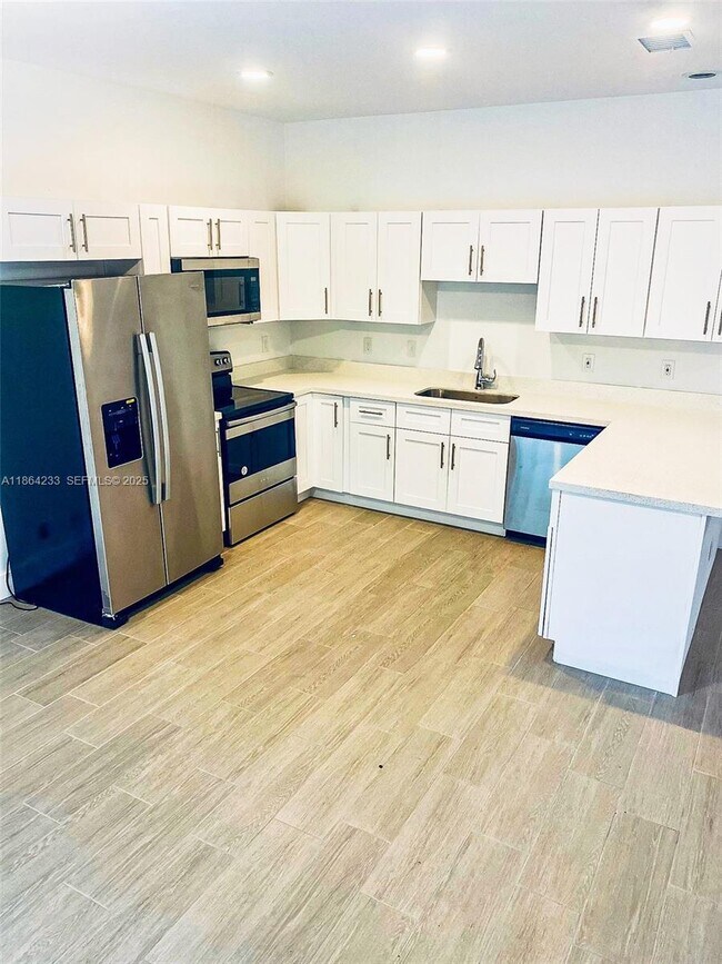 Building Photo - 2208 SW 3rd Ave