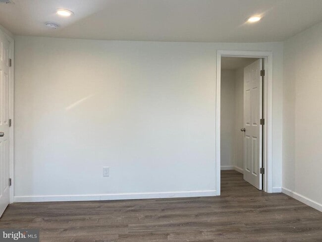 Building Photo - 920 Young St