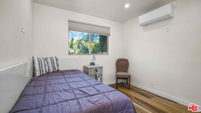 Building Photo - 116 S Glenroy Ave